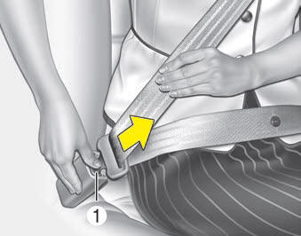 Kia Carnival: Seat belt restraint system. To release the seat belt :