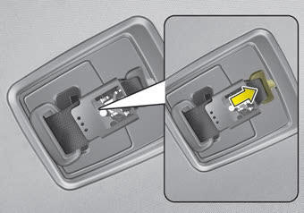 Kia Carnival: Seat belt restraint system. 3. Insert the tongue plate into the holder (1) in seat belt and then insert the